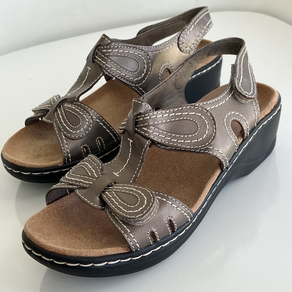 Clarks Bendables Lexi Sandals Walnut Q Wedge Pewter Metallic Leather Size 8.5 M
